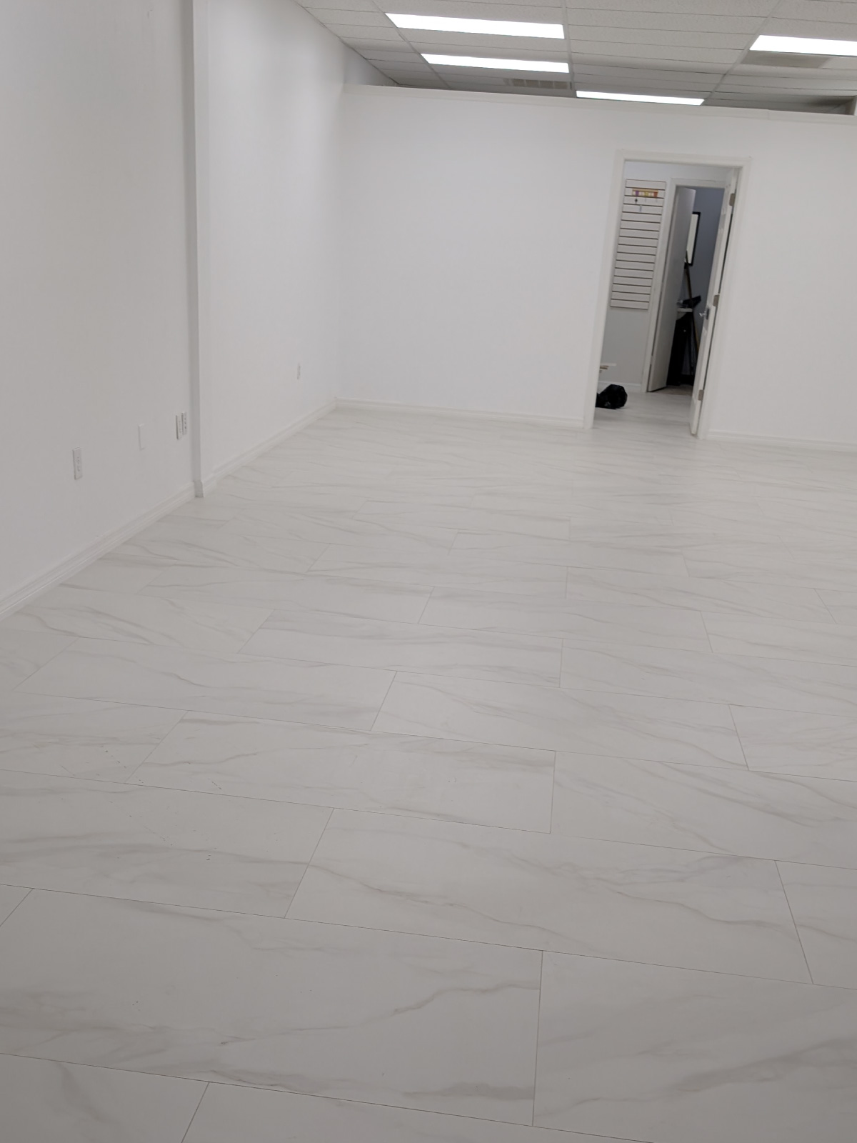 Instalación de pisos y pintura Instalación de pisos y pintura